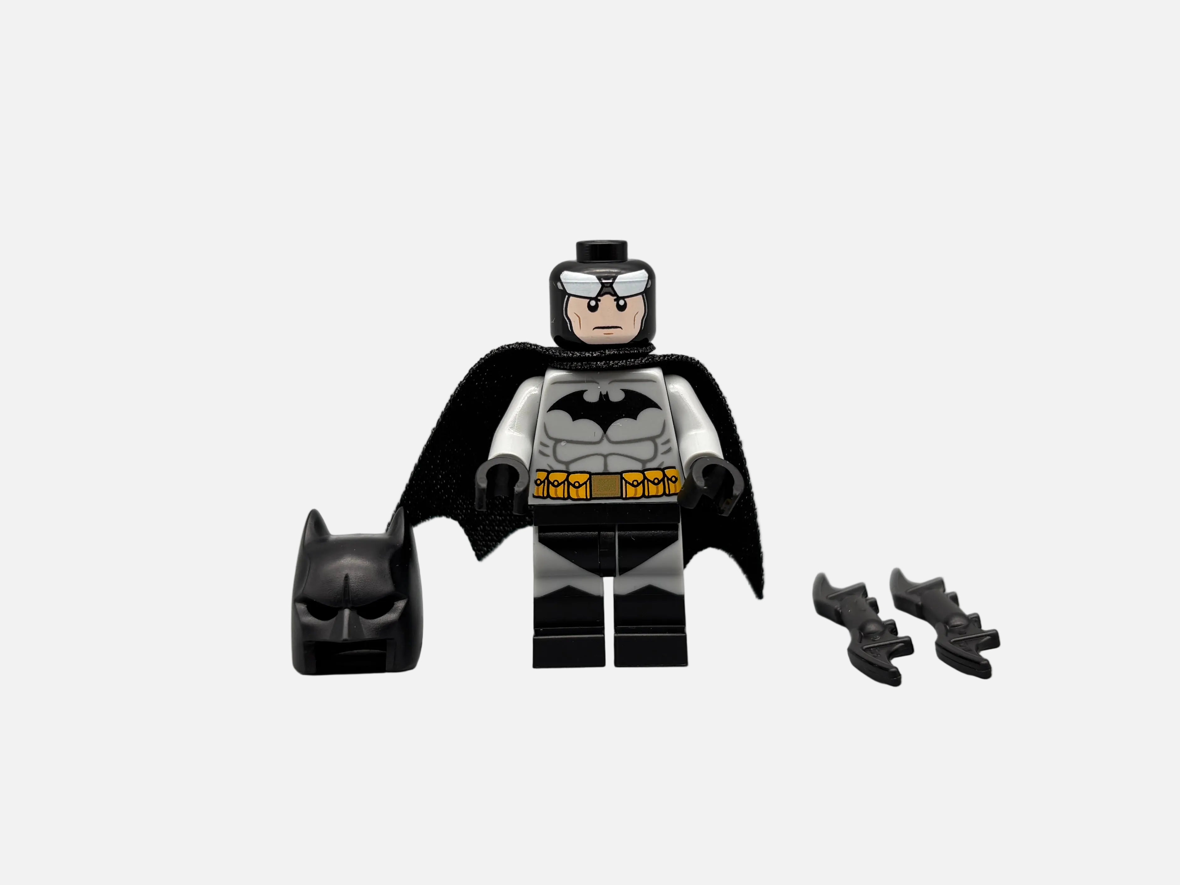 LEGO® DC Batman™ Batman Light Bluish Gray Suit Minifigur – sh0689